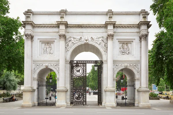 Marble Arch met groene takken in Londen — Stockfoto