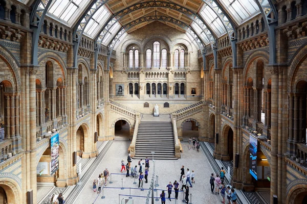 Museo de Historia Natural interior con gente y turistas en Londres — Foto de Stock