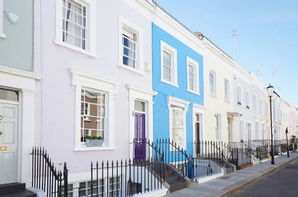 Maisons anglaises colorées façades à Londres — Photo