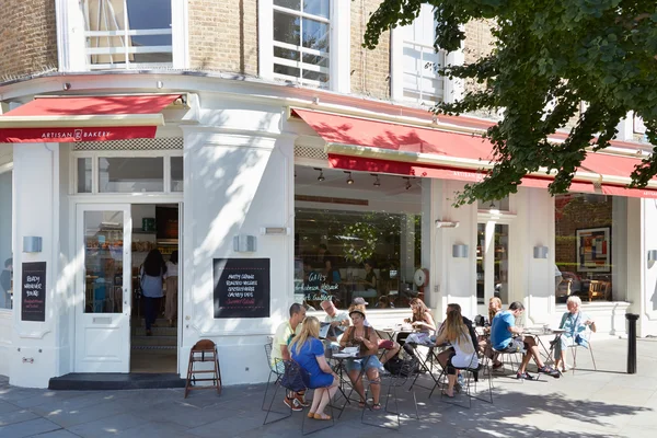 Людей, відпочинку у відкритий таблиць, біля кафе в Portobello road у Лондоні — стокове фото