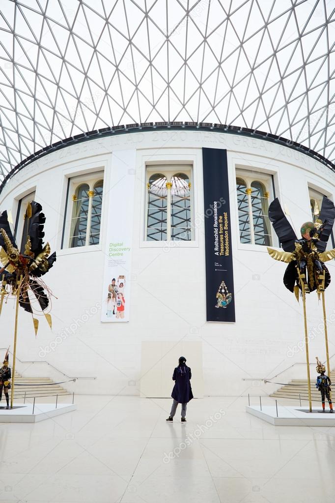 British Museum Great Court Interieur, eine Person in London ... British Museum Great Court Interieur, eine Person in London ...