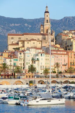 Menton, tarihi kent merkezine ve sabahın erken saatlerinde liman görünüm