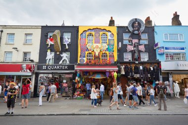 Camden Town Londra sokakta insanlarla renkli mağazaları