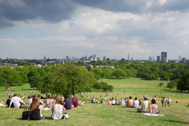 Primrose hill üst Londra şehir manzaralı ve insanlar ile park