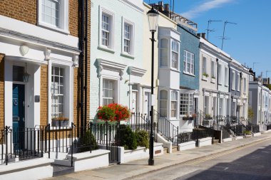 Renkli İngilizce cepheler güneşli bir günde Londra'da evler 