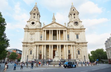 St Paul'ın katedral cephe Londra insanlarla