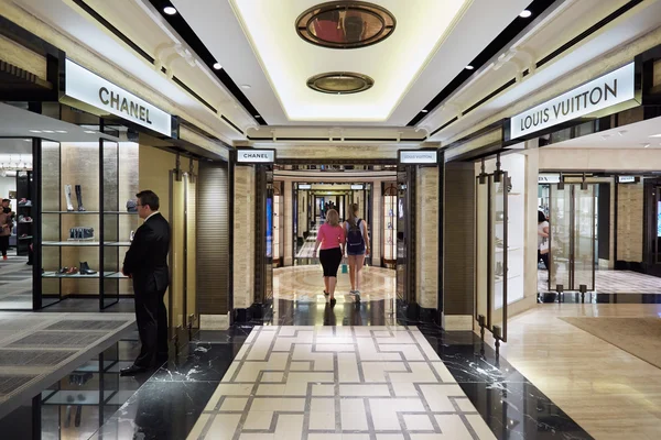 Harrods warenhuis interieur, luxe modewinkels in Londen — Stockfoto