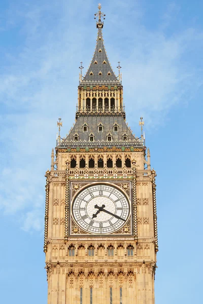 Big Ben da vicino a Londra, cielo blu — Foto Stock