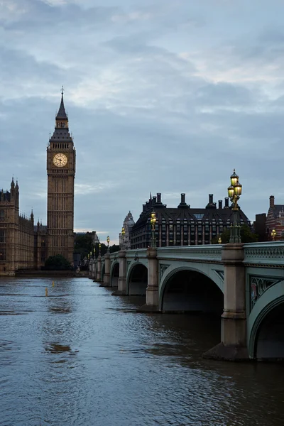 Big Ben i pustym mostku, nikt nie wcześnie rano w Londynie — Zdjęcie stockowe