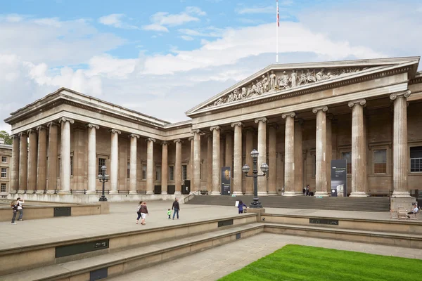 Edificio del Museo Británico con gente en Londres — Foto de Stock