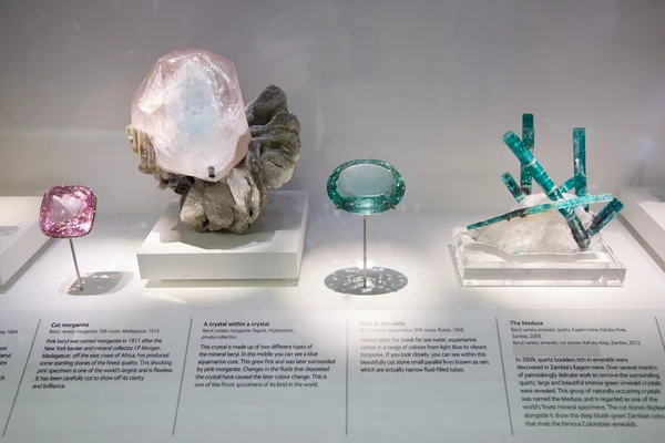 La bóveda en el Museo de Historia Natural colección de minerales en Londres —  Fotos de Stock