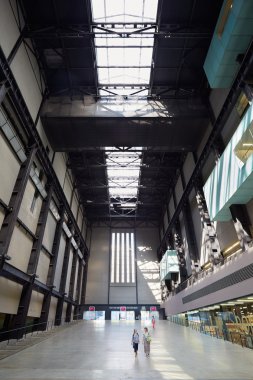 Londra'da iki kadın ile Tate Modern Sanat Galerisi iç Türbin Salonu