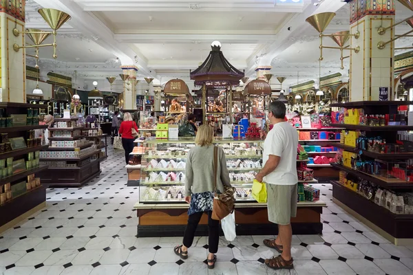 Harrods grandes almacenes interiores, caramelos y dulces área con la gente — Foto de Stock