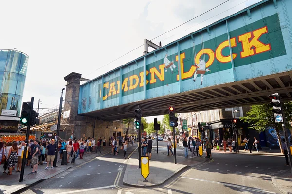 Cartel de Camden Lock en el área de Camden Market con gente en Londres — Foto de Stock