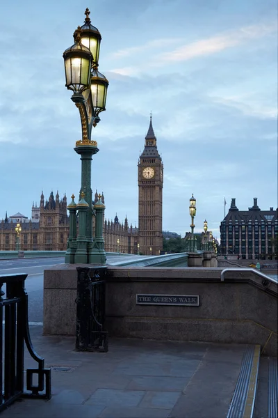 Big ben és Palace of Westminster, üres híd a kora reggeli órákban — Stock Fotó