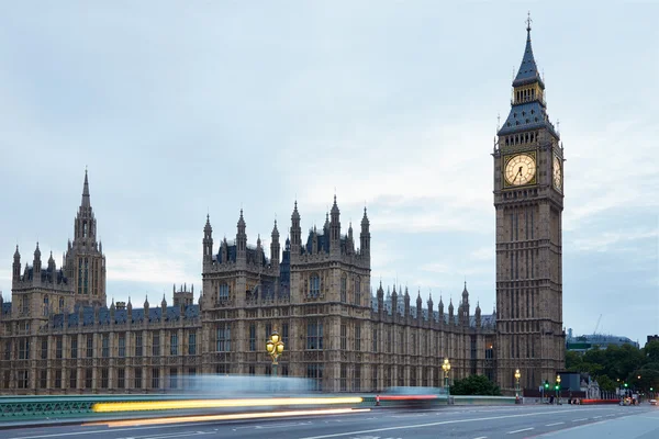 Big Ben and bridge in the early morning, car passing lights in London — Stock Photo, Image
