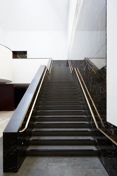 Moderní černé mramorové schodiště v interiéru národní galerie v Londýně — Stock fotografie