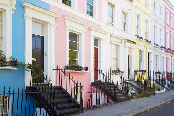Renkli İngilizce cepheler Londra'da pastel renklerde evler