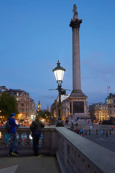 Trafalgar square met mensen en toeristen in de avond in Londen — Stockfoto