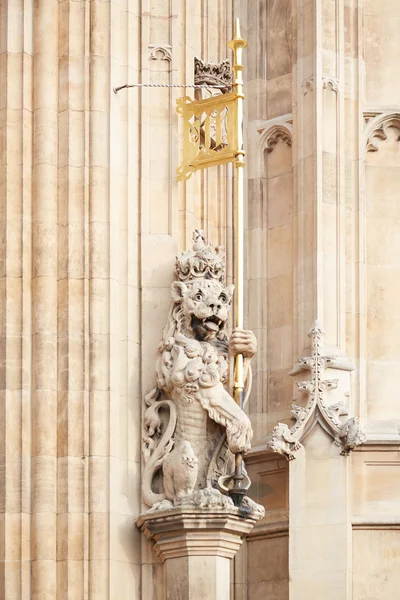 Estátua de leão da Torre Victoria, Palácio de Westminster em Londres — Fotografia de Stock