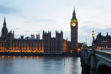 Big Ben ve Westminster Sarayı alacakaranlıkta, Londra