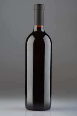 Gri arka planda kırmızı şarap şişesi, kırpma yolu 