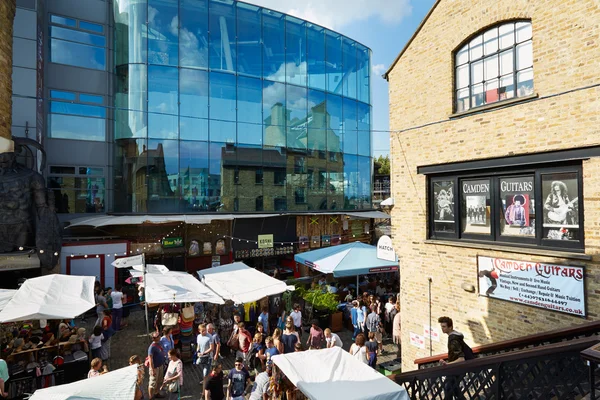 Área de Camden Market con gente, Londres — Foto de Stock