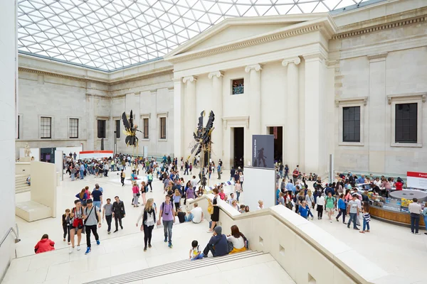 Museo Británico Gran Corte interior con escaleras y personas, Londres — Foto de Stock