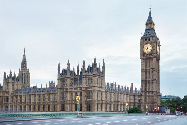 Big Ben y el Palacio de Westminster, calle vacía en Londres —  Fotos de Stock