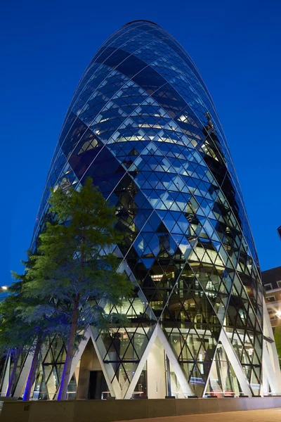 30 St Mary Axe bina veya Gherkin gece aydınlatılmış, Londra — Stok fotoğraf