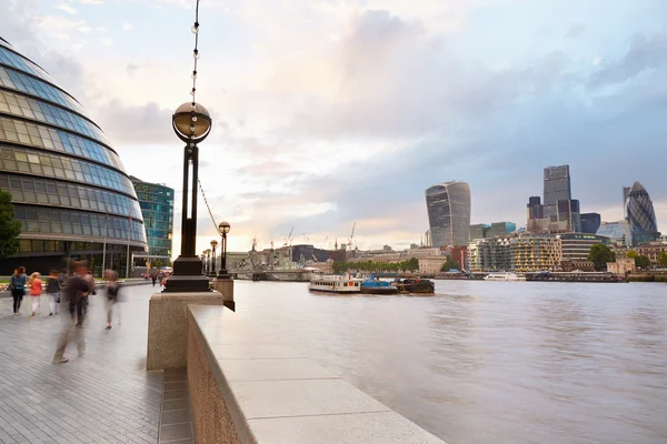 Rathausgebäude und Londons Skyline mit spazierenden Menschen — Stockfoto