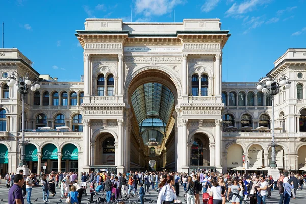 Milan Vittorio Emanuele Galeria widok z zewnątrz z ludźmi w słoneczny dzień — Zdjęcie stockowe