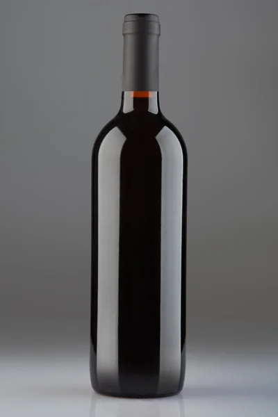 Bottiglia di vino rosso su sfondo grigio, percorso di ritaglio — Foto Stock