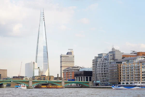The Shard building view in the afternoon with Thames river, London — Zdjęcie stockowe