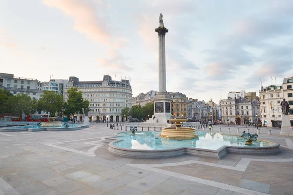 Lege Trafalgar Vierkant, vroeg in de ochtend in Londen — Stockfoto