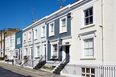 Renkli İngilizce cepheler güneşli bir günde Londra'da evler 