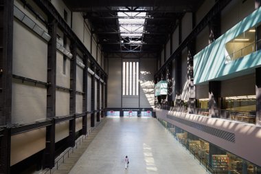 Tate Modern Sanat Galerisi iç kadın, Londra ile Türbin salonunda