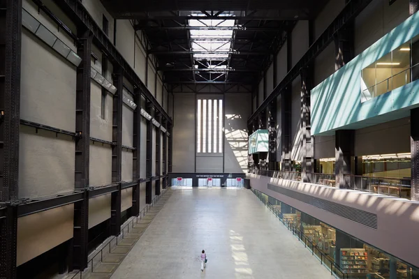 Turbinhallen på Tate Modern Art Gallery interiör med kvinna, London — Stockfoto