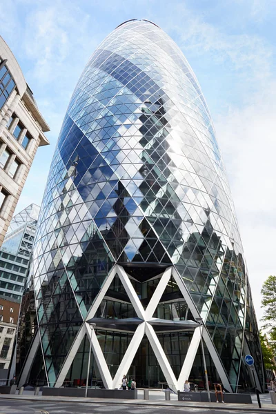 30 Edificio St Mary Axe o Gherkin por la mañana, Londres — Foto de Stock