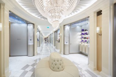 Harrods mağazası iç, kanepe ve avize Londra'da parfümeri alanıyla