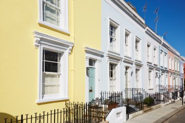 Renkli İngilizce cepheler güneşli bir günde Londra'da evler 
