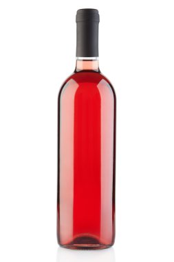 Beyaz zemin üzerine gül şarap şişesi