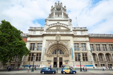 Victoria ve Albert Müzesi cephesi ile Londra, İngiltere'de insanlar