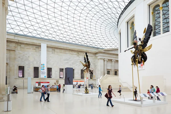 イギリス博物館の素晴らしい屋内、人々 とロンドンの訪問者 — ストック写真