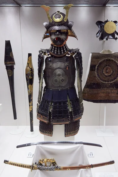 Armadura, casco y espada samurai del Museo Británico en Londres, Reino Unido —  Fotos de Stock