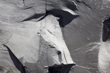 Gri düzensiz taş doğrudan güneş ışığı altında arka plan doku 