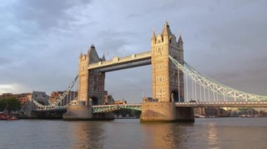 Gün batımı ışığında Londra'da kule köprü