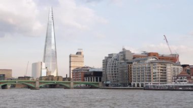Londra'da Thames nehri ile öğleden sonra Shard bina görünümü