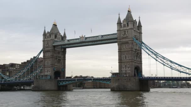 Tower bridge in Londen in de schemering — Stockvideo