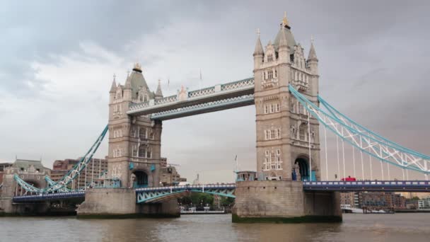 Puente de la torre en Londres a la luz de la noche — Vídeo de stock